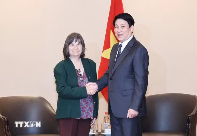 El presidente vietnamita, Luong Cuong, y la presidenta del Instituto Cultural Chile-Vietnam, Patricia Abarzua.