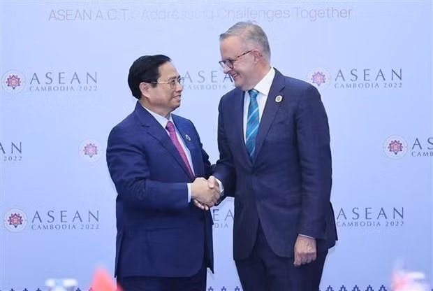 El primer ministro vietnamita, Pham Minh Chinh (izquierda), y su homólogo australiano, Anthony Albanese, en la reunión en Phnom Penh, Camboya, el 12 de noviembre (Fotografía: VNA)