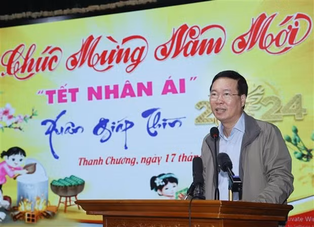 El presidente de Vietnam, Vo Van Thuong, en una reunión con pobladores del distrito de Thanh Chuong, en la provincia de Nghe An, con motivo del Tet (Foto: VNA)