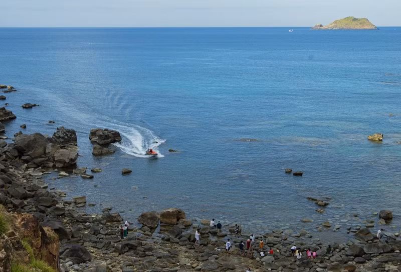 Al llegar a Eo Gio, los visitantes pueden experimentar navegar en una canoa.