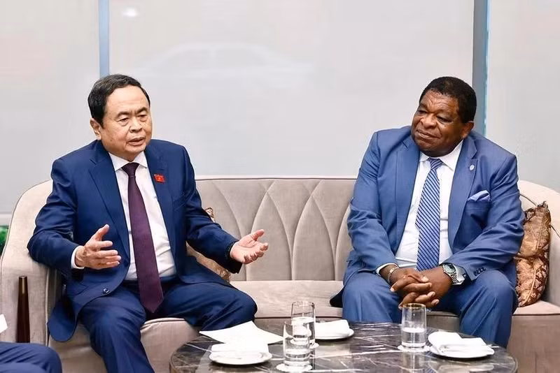 El presidente de la Asamblea Nacional, Tran Thanh Man (izquierda), y el secretario general de la UIP, Martin Chungong, en su reunión en Tashkent el 6 de abril. (Foto: VNA)