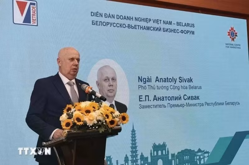 El viceprimer ministro bielorruso, Anatoly Sivak, habla en el evento. (Foto: VNA)