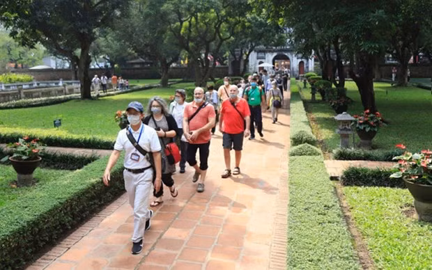 Turistas extranjeros en Hanói (Fotografía: VNA)