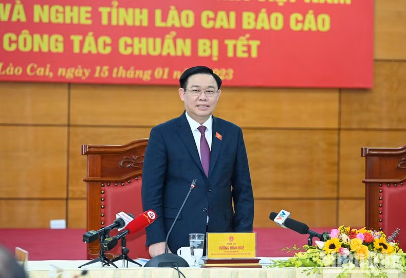 Dinh Hue envía los mejores deseos del Tet a las autoridades y la gente de Lao Cai.