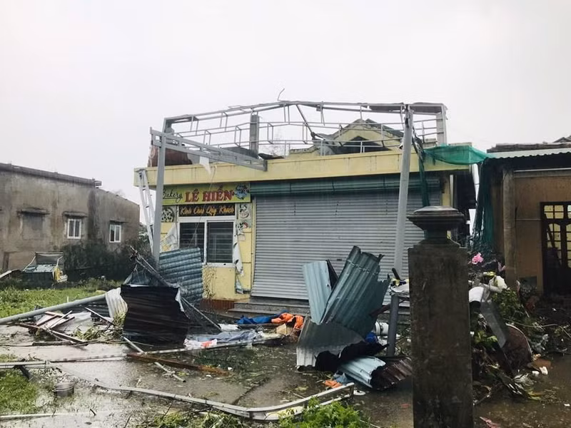 A muchas tiendas y casas en la ciudad de Cua Viet les volaron los techos. (Foto: VNA) A muchas tiendas y casas en la ciudad de Cua Viet les volaron los techos. (Foto: VNA)