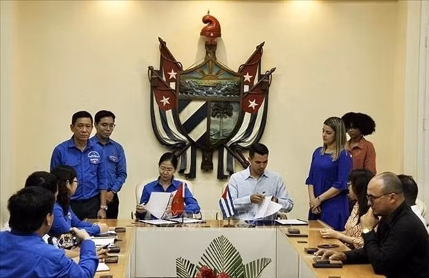 En la firma del memorando de entendimiento de cooperación periodo 2023-2027 entre jóvenes de Vietnam y Cuba (Fotografía: VNA)