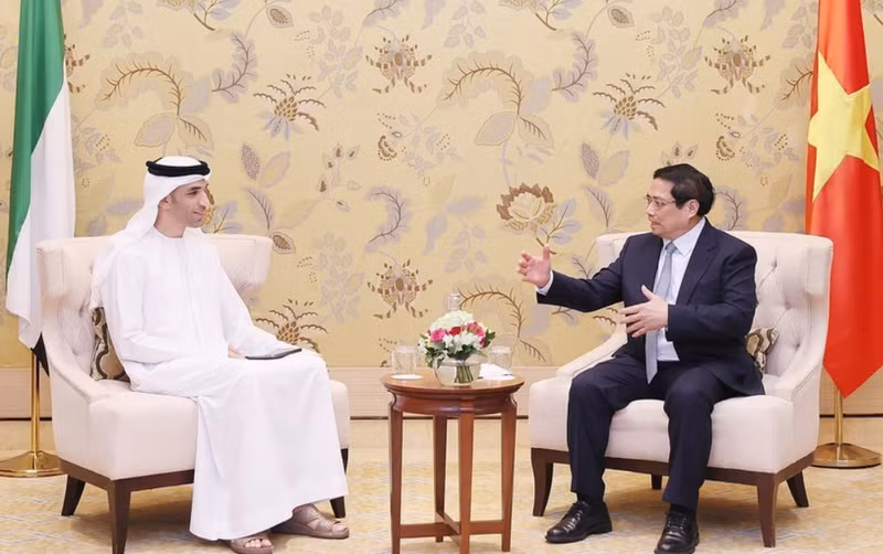 El primer ministro de Vietnam, Pham Minh Chinh, y Thani bin Ahmed Al Zeyoudi, secretario de Estado encargado de comercio exterior del Ministerio de Economía de EAU.