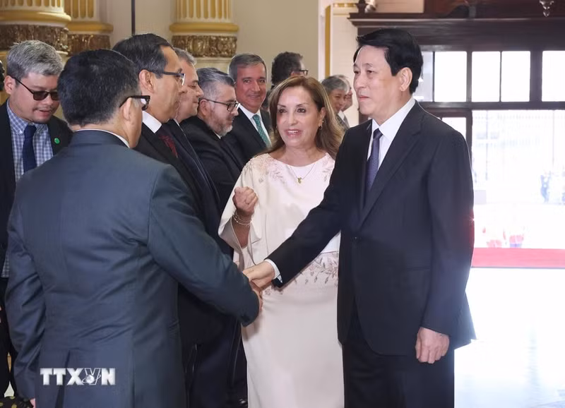 La dirigente peruana presenta a los delegados de su país.