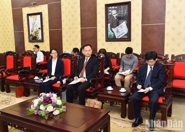 Miembros de la delegación del Departamento de Enlace Internacional del Comité Central del PCCh en la reunión.