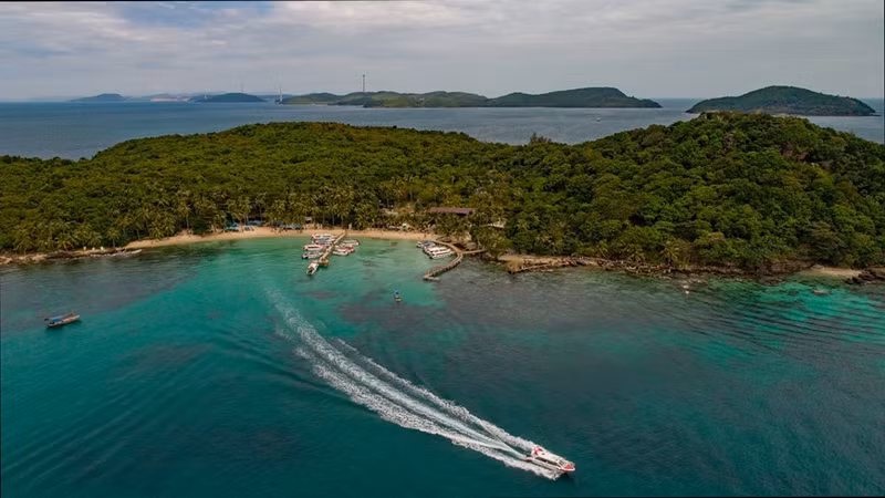 Las canoas llevan a los turistas a visitar May Rut, una de las islas más hermosas de Phu Quoc. Las canoas llevan a los turistas a visitar May Rut, una de las islas más hermosas de Phu Quoc.