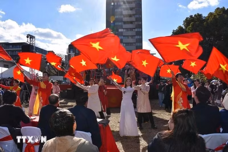 Un espectáculo con banderas nacionales de Vietnam en el festival (Foto: VNA)