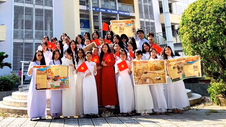 Estudiantes y profesores de la escuela secundaria especializada Luong The Vinh entusiasmados con el suplemento.