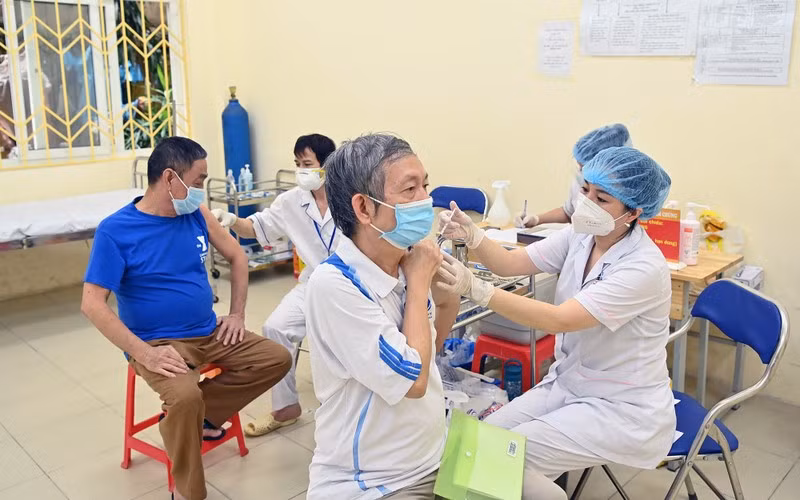 Vietnam fortalece vacunación contra Covid-19 ante el aumento de casos