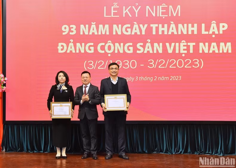 Quoc Minh otorgó el Certificado de Mérito del Comité partidista en el bloque de órganos centrales a los militantes del periódico Nhan Dan.