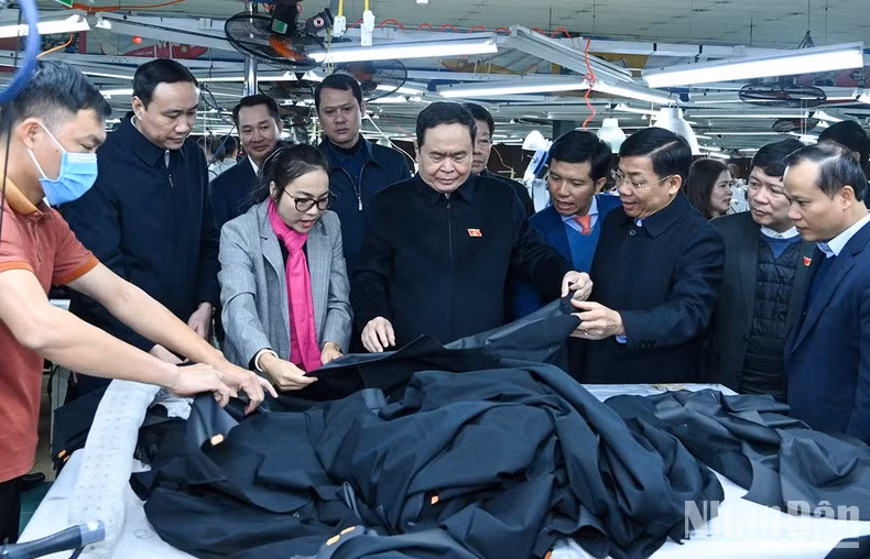 La delegación visita la línea de producción de la compañía de confecciones de Bac Giang. La delegación visita la línea de producción de la compañía de confecciones de Bac Giang.