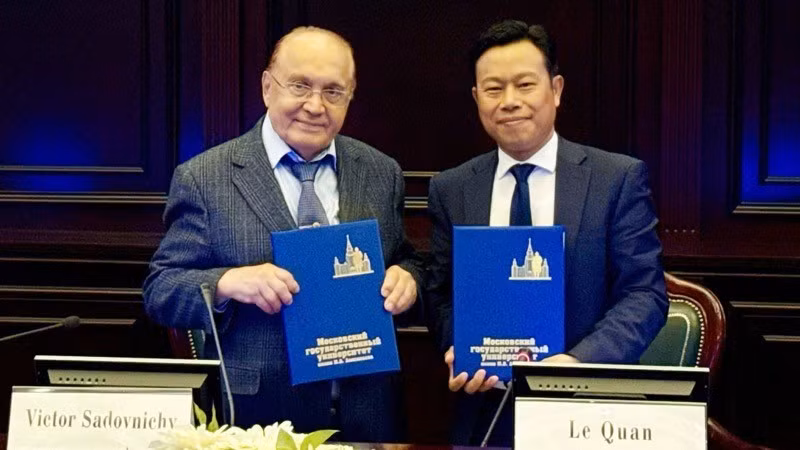 El director de la Universidad Nacional de Hanói (UNH), Le Quan, y el director de la MSU, Victor Antonovich Sadovnichy, firman un acuerdo de cooperación. (Foto: UNH)