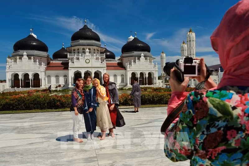 Turistas extranjeros visitan la Gran Mezquita Baiturrahman, Indonesia. (Fotografía: AFP/VNA)