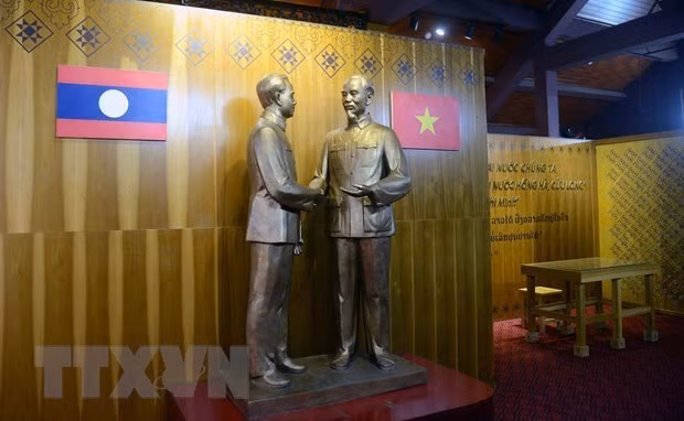 Estatuas de los presidentes Ho Chi Minh y Kaysone Phomvihane estrechándose la mano. (Fotografía: VNA)