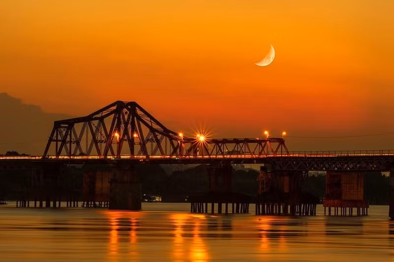 Obra sobre la luna en el puente capitalino de Long Bien en la colección fotográfica “Contemplar la belleza del puente de Long Bien, volando hacia el sol”. (Foto: VNA)