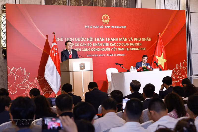 El presidente de la Asamblea Nacional de Vietnam, Tran Thanh Man, habla en la reunión con representantes de la comunidad coterránea en Singapur (Foto: VNA)