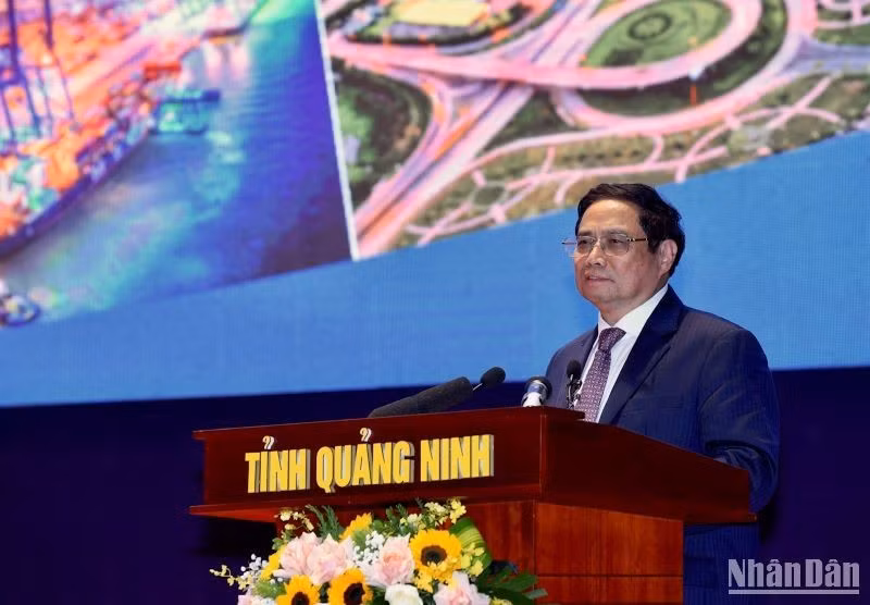 El primer ministro Pham Minh Chinh pronuncia un discurso en el evento.