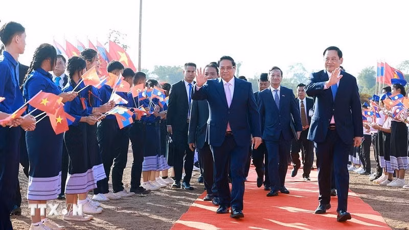El primer ministro de Vietnam, Pham Minh Chinh, y su par de Laos, Sonexay Siphandone, en el evento.