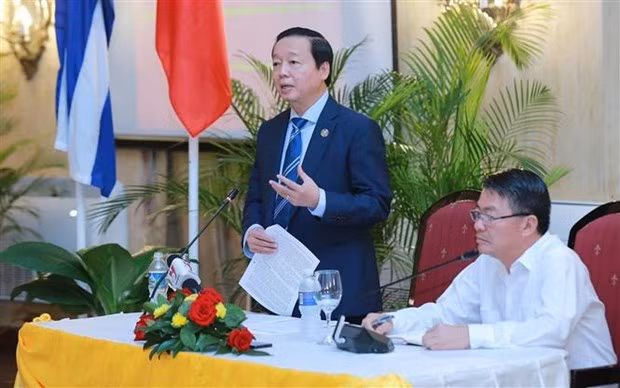 El viceprimer ministro vietnamita Tran Hong Ha habla en un encuentro con empresas connacionales en Cuba.