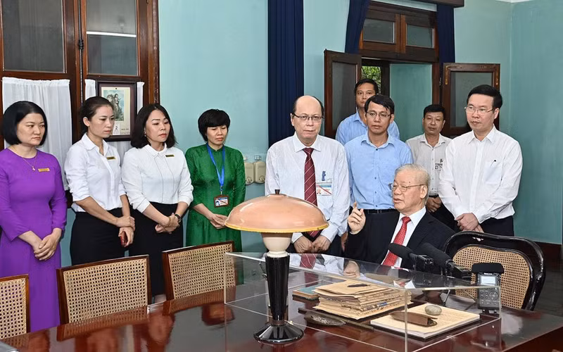 Phu Trong habla con funcionarios y empleados del sitio.