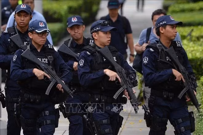 La policía incrementa la seguridad en muchas zonas de Singapur (Foto: AFP/VNA)