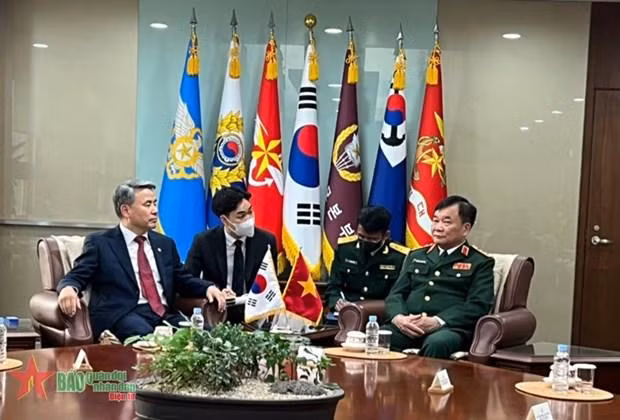 El ministro de Defensa de Corea del Sur, Lee Jong Sup, recibe al subtitular de Defensa de Vietnam, Hoang Xuan Chien. (Fotografía: qdnd.vn)