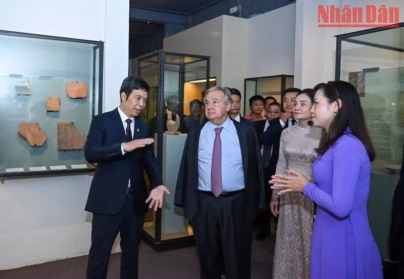 Guterres escucha explicaciones sobre artefactos arqueológicos encontrados en la Ciudadela Imperial de Thang Long. Guterres escucha explicaciones sobre artefactos arqueológicos encontrados en la Ciudadela Imperial de Thang Long.