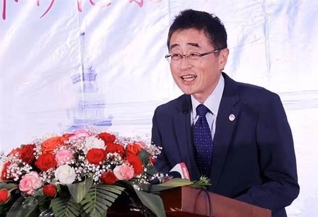 Watanabe Shige, segundo jefe de la misión diplomática de Japón en Vietnam, habla en el evento.