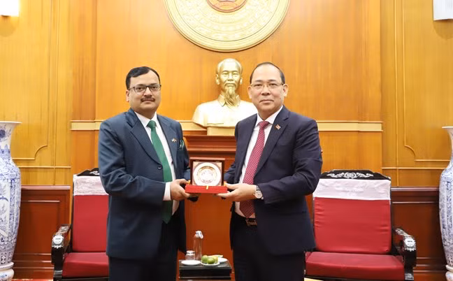El vicepresidente del Comité Central del Frente de la Patria de Vietnam Hoang Cong Thuy y el embajador adjunto de Nueva Delhi en Hanói, Subhash Prasad Gupta. 
