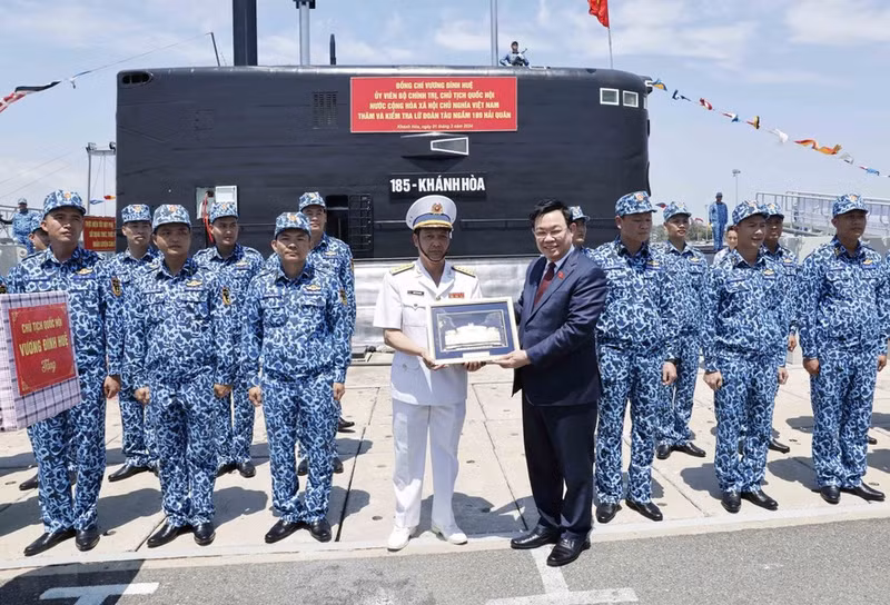 Dinh Hue entrega obsequio a la Brigada de Submarinos 189.