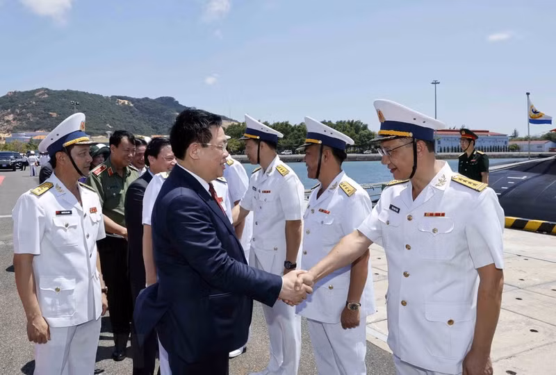 Dinh Hue con oficiales de la Brigada Submarina 189.