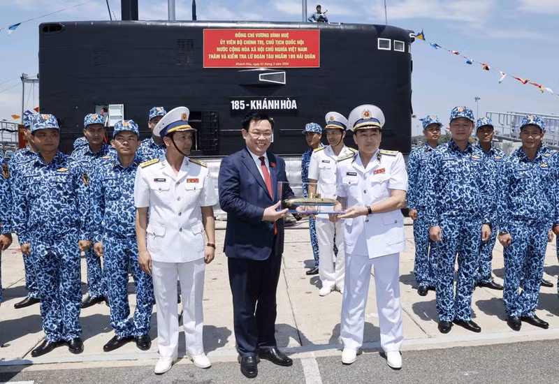 La Brigada de Submarinos 189 entrega un regalo de recuerdo al titular legislativo.