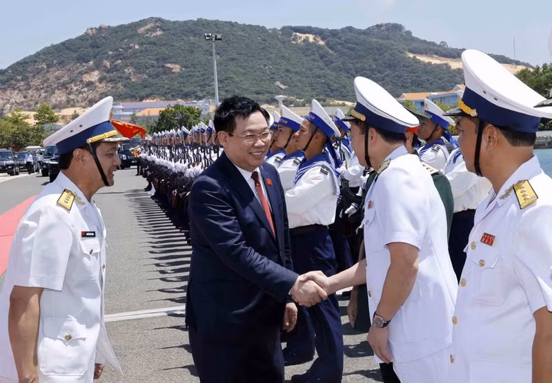 Dinh Hue con oficiales del Alto Mando de la Fuerza Naval de la región 4.