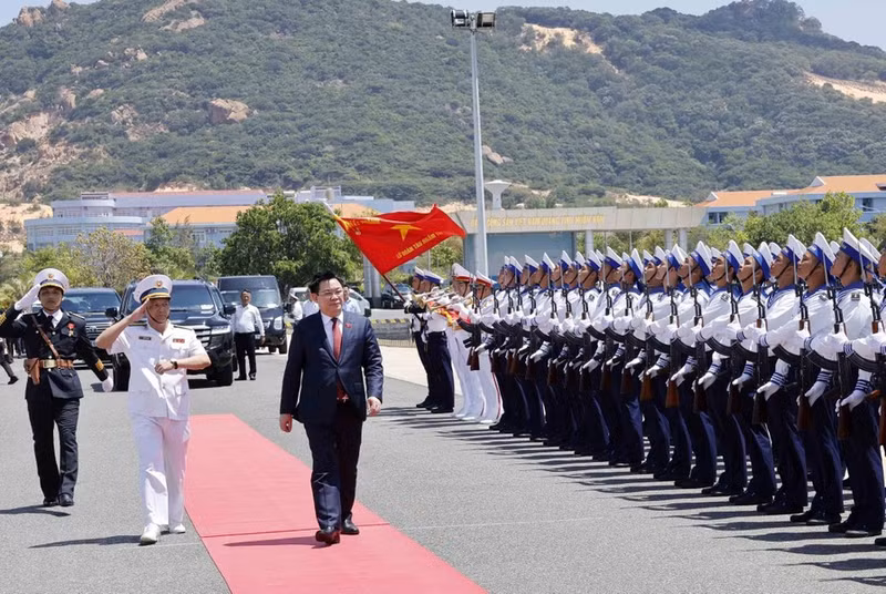 El presidente del Parlamento Vuong Dinh Hue visita la Brigada Submarina 189.