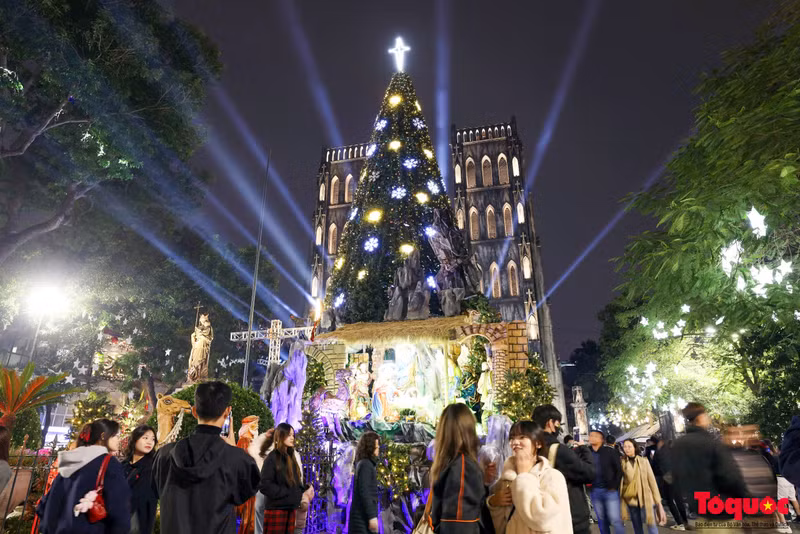 La catedral es el lugar ideal para que los jóvenes se hagan fotografías en Navidad.
