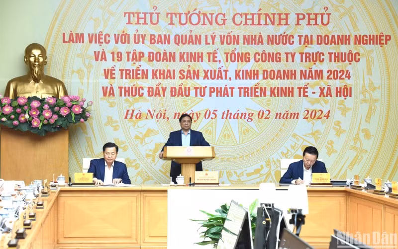 El primer ministro de Vietnam, Pham Minh Chinh, preside una reunión.