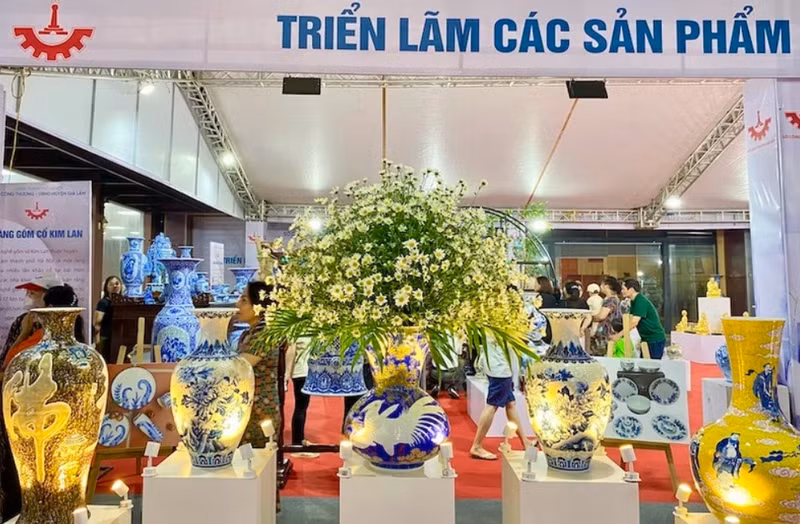 Exhiben productos ceramicos de Bat Trang en el evento.