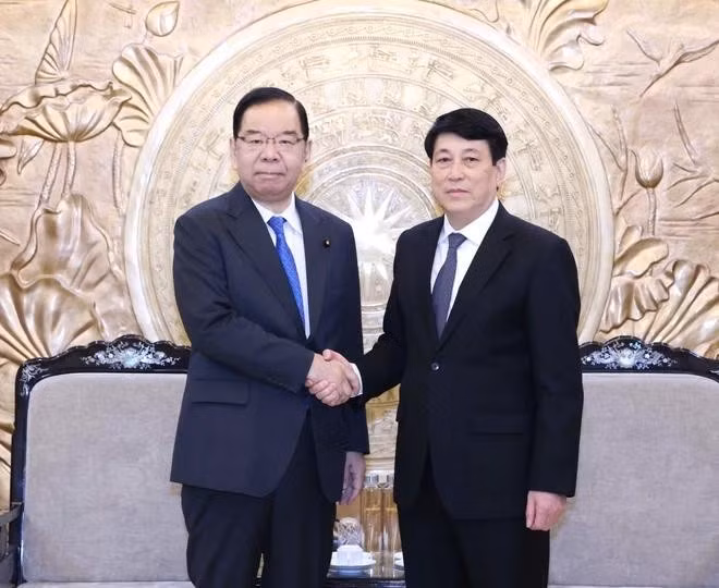 Luong Cuong (derecha), miembro del Buró Político y miembro permanente del Secretariado del Comité Central del Partido Comunista, y Shii Kazuo, presidente del Presidium del Comité Central del Partido Comunista Japonés (PCJ). (Foto: VNA)