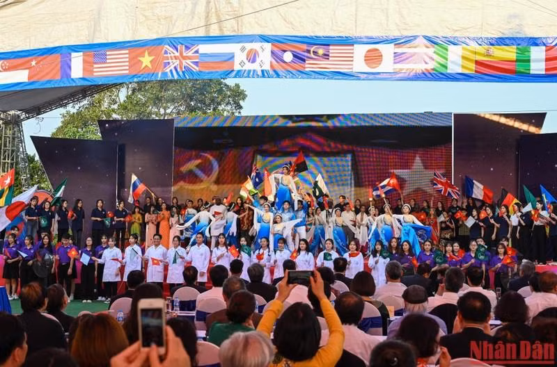 Una actuación artística abre la ceremonia.
