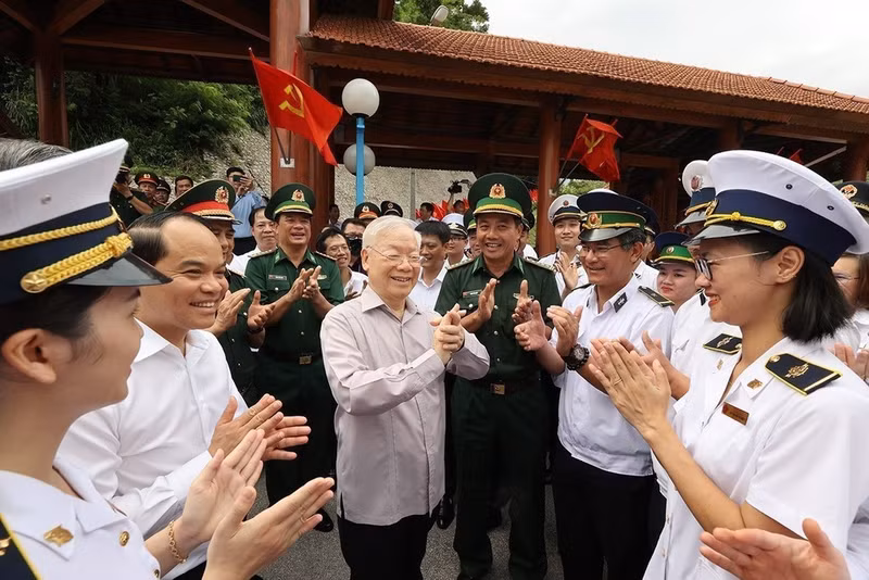El secretario general Nguyen Phu Trong se reúne con los oficiales en la puerta fronteriza internacional de Huu Nghi (Amistad), provincia norteña de Lang Son, el 25 de agosto de 2023.