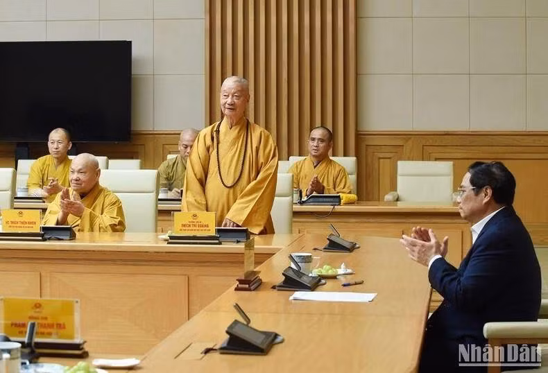 El Muy Venerable Thich Tri Quang, patriarca supremo de la SBV habla en la reunión.