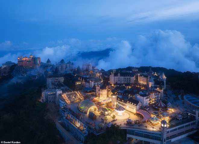 El centro turístico Sun World Ba Na Hills en la hora azul (Foto: Daniel Kordan/Daily Mail)