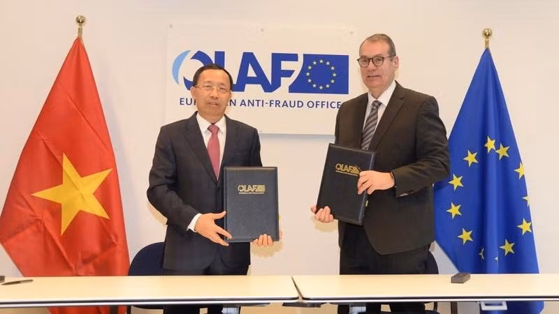 El director general del Departamento General de Aduanas de Vietnam, Nguyen Van Can, y el director general de la Oficina Europea de Lucha contra el Fraude, Ville Itälä. 