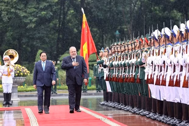 El primer ministro de Vietnam, Pham Minh Chinh, preside la ceremonia de bienvenida oficial a su homólogo cubano, Manuel Marrero Cruz, quien realiza una visita oficial y amistosa del 28 de septiembre al 2 de octubre de 2022 a este país indochino. (Fotografía: VNA)