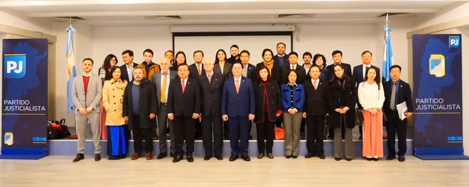 Nguyen Trong Nghia y la delegación se toman fotografías de recuerdo con el jefe de la Comisión de Relaciones Exteriores del Partido Justicialista, Jorge Taiana. (Foto: VNA) Nguyen Trong Nghia y la delegación se toman fotografías de recuerdo con el jefe de la Comisión de Relaciones Exteriores del Partido Justicialista, Jorge Taiana. (Foto: VNA)