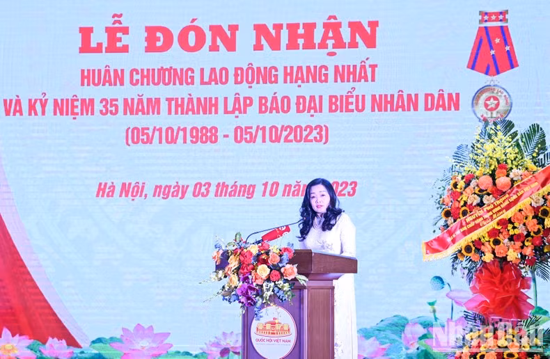 La redactora en jefe del diario Dai bieu nhan dan, Pham Thi Thanh Huyen, pronuncia un discurso en la ceremonia.
